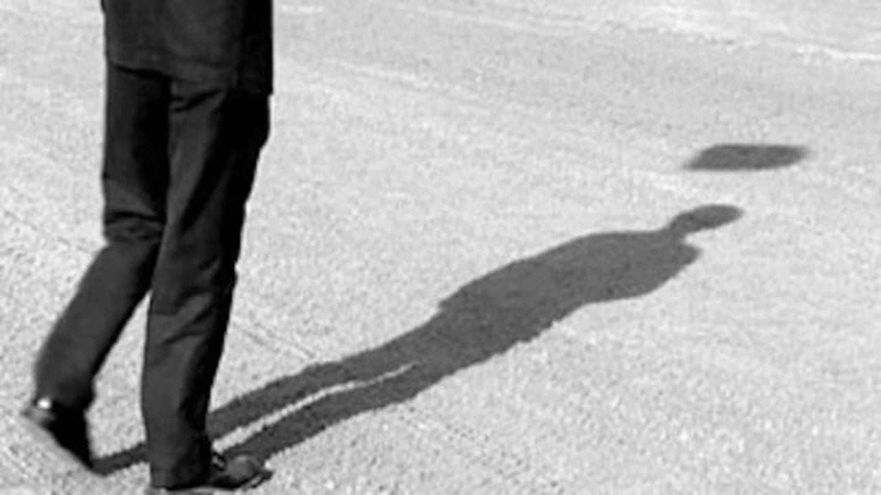 પડછાયો: સવારે પથારીમાંથી ઉઠતાની સાથે જ તમારે ક્યારેય તમારા પડછાયા તરફ ન જોવું જોઈએ. જાગતાની સાથે જ તમારા પડછાયાને જોવું અશુભ માનવામાં આવે છે. વાસ્તુ શાસ્ત્રમાં જણાવાયું છે કે તમારા પડછાયાને જોઈને તમારા દિવસની શરૂઆત સારી નથી. આનાથી જીવનમાં નકારાત્મક ઉર્જા વધે છે.