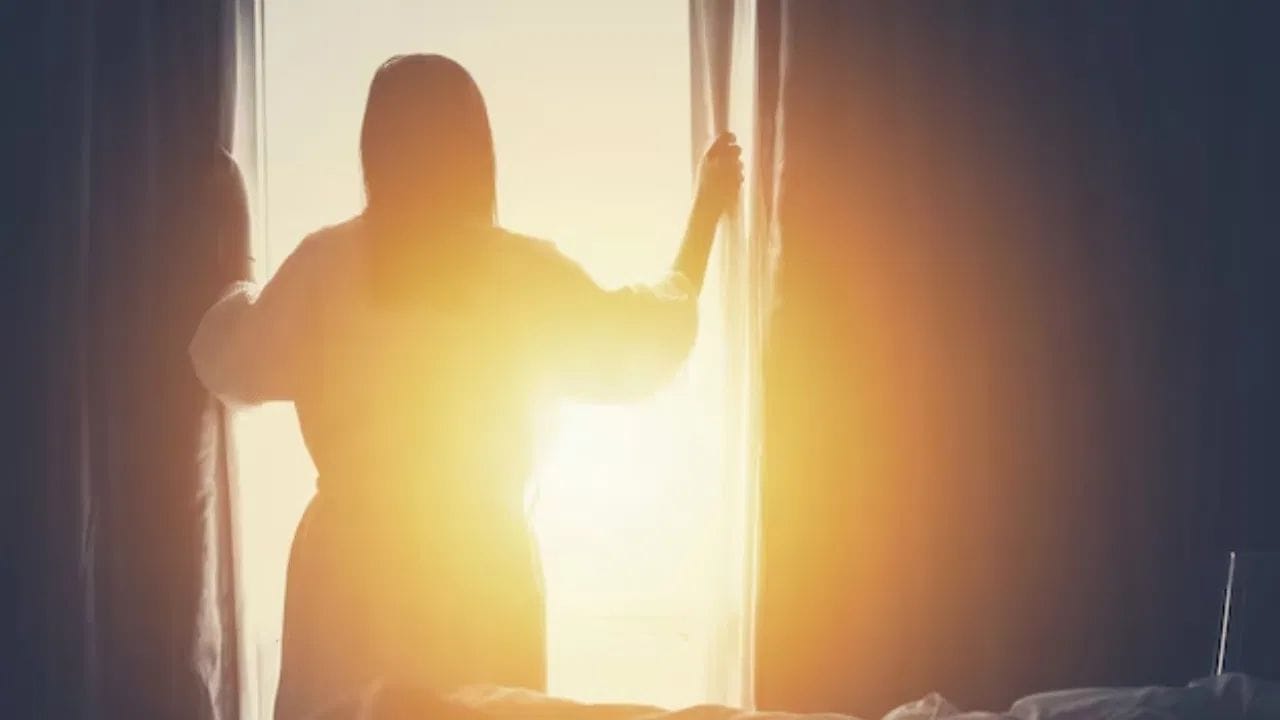 વાસ્તુ શાસ્ત્ર એક પ્રાચીન વિજ્ઞાન છે જે માનવ જીવન માટે ખૂબ જ મહત્વપૂર્ણ માનવામાં આવે છે. તે જાગ્યા પછી પહેલી નજરને ખૂબ મહત્વ આપે છે. વાસ્તુ શાસ્ત્રમાં જણાવાયું છે કે સવારે તમે જે વસ્તુઓ જુઓ છો તે વ્યક્તિના મન, ઉર્જા અને દૈનિક પ્રવૃત્તિઓ પર અસર કરે છે. એવું કહેવાય છે કે સવારે તમે જે વસ્તુઓ જુઓ છો તે દૈનિક વિચારો અને પરિણામોને પ્રભાવિત કરે છે.