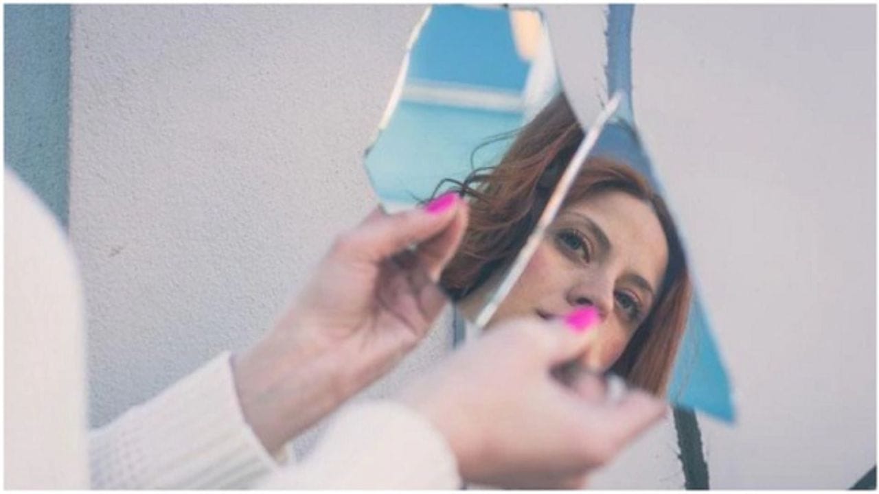 તૂટેલો અરીસો: જ્યારે પણ તમે તૈયાર થઈ રહ્યા હોવ અને સવારે બહાર નીકળો ત્યારે તમારે તૂટેલા અરીસા તરફ જોવાનું ટાળવું જોઈએ. આમ કરવું અશુભ માનવામાં આવે છે અને પહેલાથી જ પૂર્ણ થયેલા કાર્યોને બગાડી શકે છે.