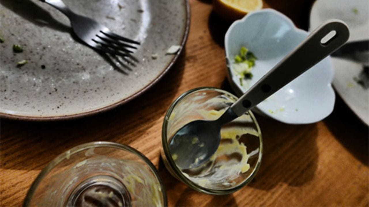 શાસ્ત્રના નિયમો અનુસાર, જે ઘરમાં આવું થાય છે ત્યાં દેવી અન્નપૂર્ણા અને દેવી લક્ષ્મી ગુસ્સે થાય છે. આવી સ્થિતિમાં, ઘરના વાતાવરણ અને લોકોના જીવન પર તેની નકારાત્મક અસર પડે છે. 