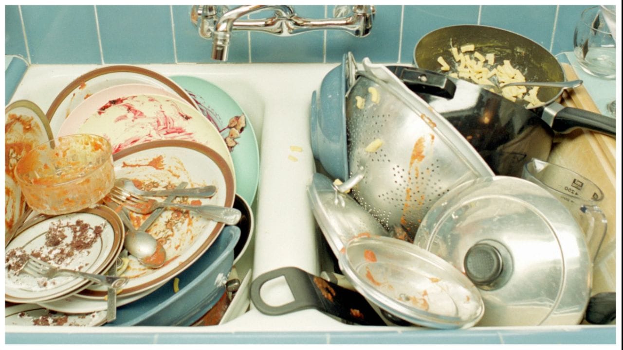 રાતના એઠા વાસણો: વાસ્તુ શાસ્ત્ર અનુસાર, સવારે ઉઠ્યા પછી તરત જ રસોડામાં એઠા વાસણો જોવા શુભ નથી. તેથી, જાગ્યા પછી તરત જ રસોડામાં ગંદા વાસણો તરફ ન જોવું જોઈએ. આમ કરવાથી ઘરમાં દુ:ખ અને ગરીબી આવે છે.