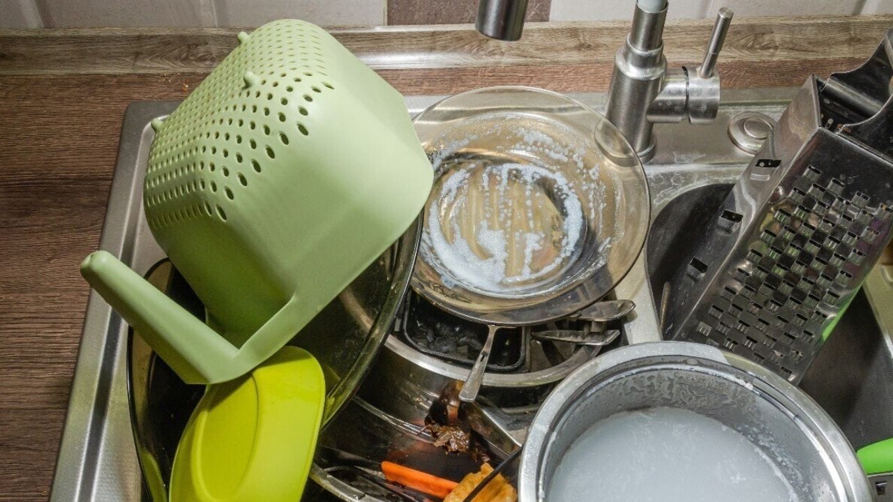 આ ઉપરાંત, સૂતા પહેલા રસોડાને સંપૂર્ણપણે સાફ કરવું જોઈએ. જો રસોઈ બનાવ્યા પછી રસોડું ગંદુ છોડી દેવામાં આવે છે, તો જીવનમાં પણ મુશ્કેલીઓ આવે છે. આવા ઘરમાં હંમેશા ઝઘડા થતા રહે છે. આ કારણોસર, સૂતા પહેલા ફક્ત વાસણો જ નહીં, પરંતુ રસોડાના દરેક ખૂણાને પણ સાફ કરવા જોઈએ.