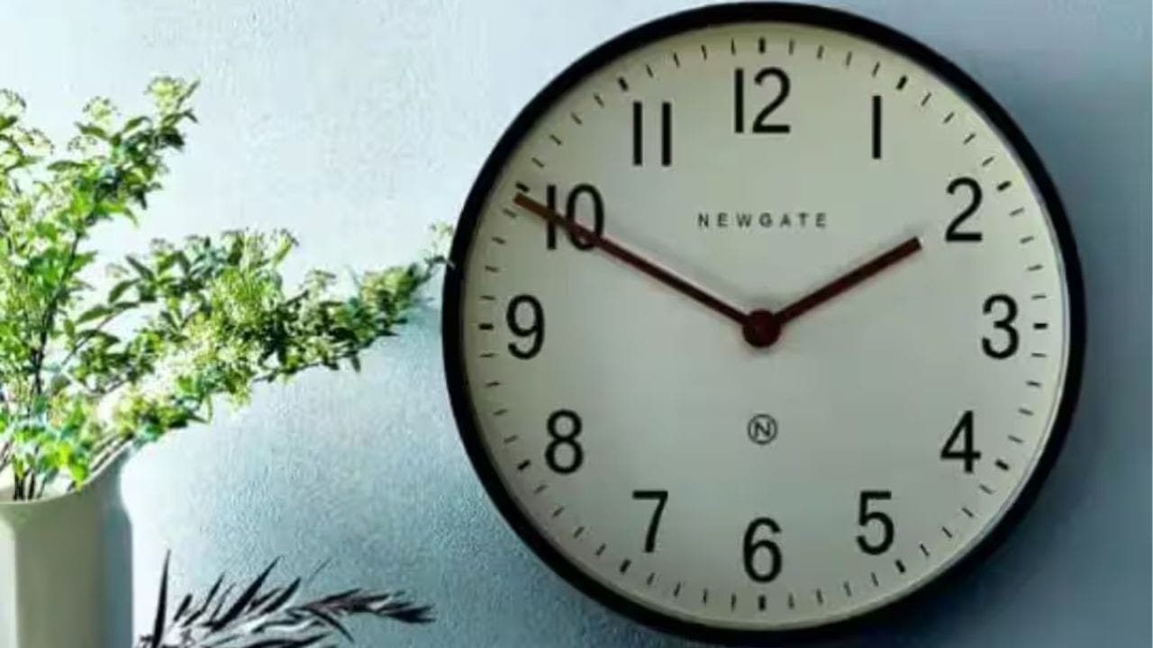 બંધ ઘડિયાળ: વાસ્તુમાં ઘડિયાળોને પણ ખૂબ જ મહત્વપૂર્ણ માનવામાં આવે છે. એવું કહેવાય છે કે ઘરમાં બંધ ઘડિયાળ રાખવી કે જોવી શુભ નથી. તેની પાછળનું કારણ રાહુ સાતે સંકળાયેલું છે કારણ કે રાહુ ઈલેક્ટ્રોનિક ચીજો સાથે જોડાયેલ છે, આથી ઘરમાં કોઈ પણ ઈલેક્ટ્રોનિક વસ્તુઓ જે બંધ થઈ ગઈ હોય તેને ઘરની બાહર કરી દેવી જોઈએ. તેથી, સવારે ઉઠ્યા પછી ભૂલથી પણ બંધ થયેલી ઘડિયાળ તરફ ન જોવું જોઈએ. આમ કરવાથી જીવનમાં મોટી સમસ્યાઓ આવે છે.