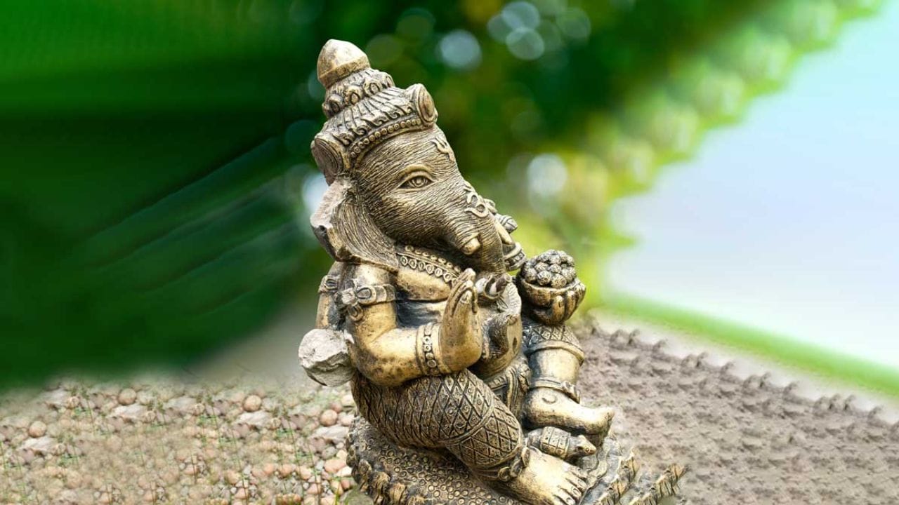 તૂટેલી મૂર્તિઓ: વહેલી સવારે દેવી-દેવતાઓની તૂટેલી મૂર્તિઓ જોવાનું કે સ્પર્શ કરવાનું પણ ટાળવું જોઈએ. ઘરમાં તૂટેલી મૂર્તિઓ નકારાત્મક ઉર્જા વધારે છે. તૂટેલી મૂર્તિઓને પવિત્ર નદીમાં વિસર્જન કરવી જોઈએ.