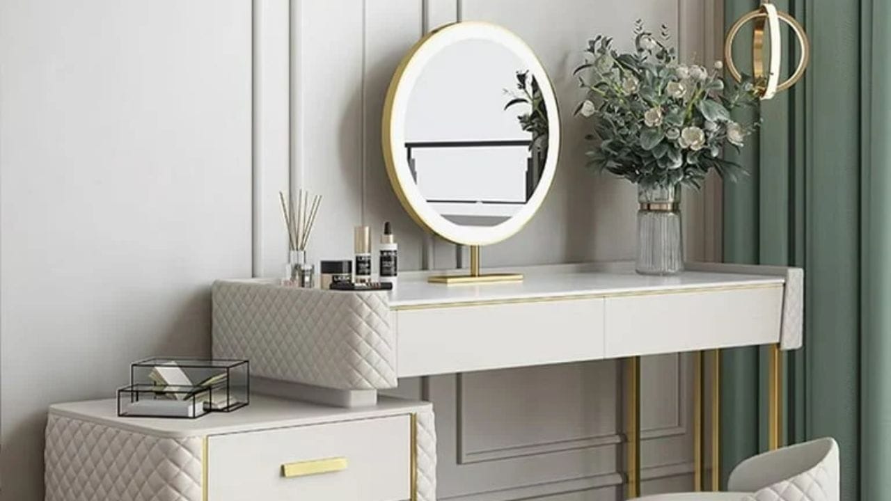 યોગ્ય દિશા: બેડરૂમમાં ડ્રેસિંગ ટેબલ મૂકતી વખતે ખાતરી કરો કે તે પૂર્વ, પશ્ચિમ અથવા ઉત્તર દિશામાં હોય. વૈકલ્પિક રીતે તમે ડ્રેસિંગ ટેબલને ઉત્તરપૂર્વ અથવા વાયવ્ય દિશામાં પણ મૂકી શકો છો. એવું માનવામાં આવે છે કે આ દિશામાં ડ્રેસિંગ ટેબલ મૂકવાથી સુખી લગ્નજીવન વધે છે અને પતિ-પત્ની વચ્ચે સુમેળભર્યો સંબંધ જળવાઈ રહે છે.
