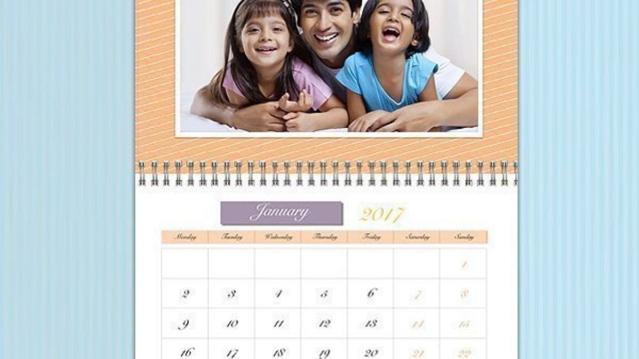 જોકે મોટાભાગના લોકો કેલેન્ડર સાથે એક સામાન્ય ભૂલ કરે છે કે તેઓ યોગ્ય દિશા કે સ્થાન ધ્યાનમાં લીધા વિના તેને દિવાલ પર લટકાવી દે છે. જોકે વાસ્તુ શાસ્ત્ર કેલેન્ડર માટે આદર્શ સ્થાનનું વર્ણન કરે છે. જો તમે નવા વર્ષનું કેલેન્ડર ખરીદ્યું હોય, તો ખાતરી કરો કે તે યોગ્ય રીતે મૂકવામાં આવ્યું છે.
