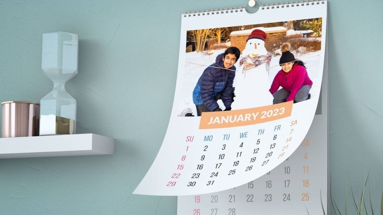 જીવનમાં સર્જનાત્મકતા વધારવા અને નવા વિચારોને પોષવા માટે પશ્ચિમ દિશામાં કેલેન્ડર મૂકવું શુભ માનવામાં આવે છે. આ દિશા કલાત્મક અભિવ્યક્તિ અને પ્રેરણા સાથે સંકળાયેલી છે.
