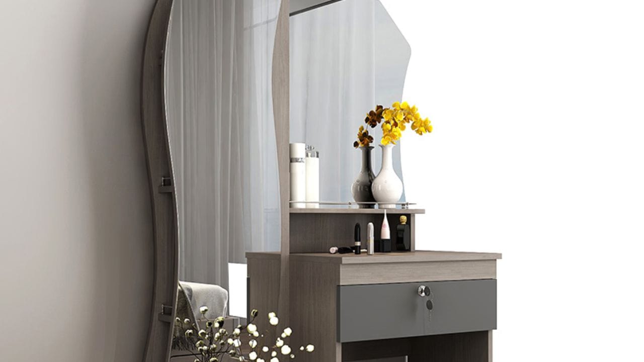 ખોટી દિશા: વાસ્તુ અનુસાર ઘરની દક્ષિણ, દક્ષિણપશ્ચિમ કે દક્ષિણપૂર્વ દિશામાં ક્યારેય ડ્રેસિંગ ટેબલ ન મૂકવું જોઈએ. આમ કરવાથી આંતરિક ઝઘડા થાય છે. દક્ષિણપૂર્વ દિશામાં ડ્રેસિંગ ટેબલ રાખવું એ અગ્નિ ક્ષેત્રમાં પાણી નાખવા જેવું છે. આ દિશામાં ડ્રેસિંગ ટેબલ પર અરીસો રાખવાથી નકારાત્મક અસર પડે છે અને તે ઘર માટે અકસ્માતોનું કારણ બની શકે છે. 
