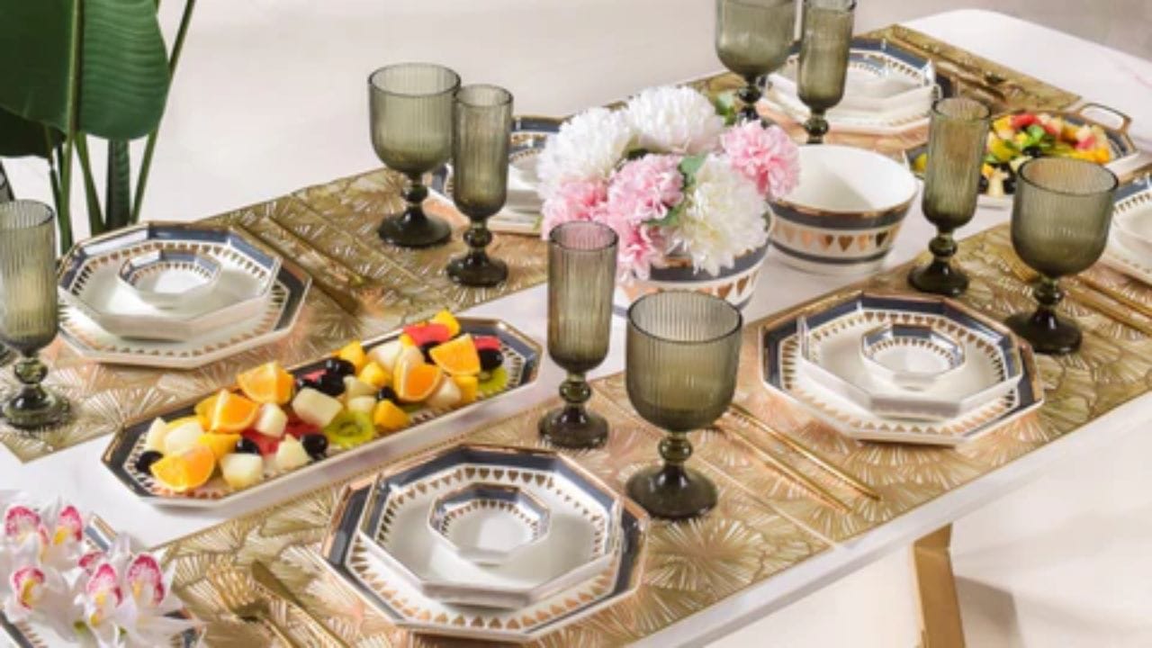 ખોરાકને ભગવાનનો પ્રસાદ માનવામાં આવે છે. તેથી તૂટેલા વાસણોમાં ખાવાથી ખોરાકનું અપમાન થાય છે. વાસ્તુ શાસ્ત્ર અનુસાર આ ભૂલ દુર્ભાગ્ય, આર્થિક નુકસાન અને માનસિક તણાવ તરફ દોરી શકે છે. વાસણો સ્વચ્છ અને તુટેલા ન હોવા જોઈએ.
