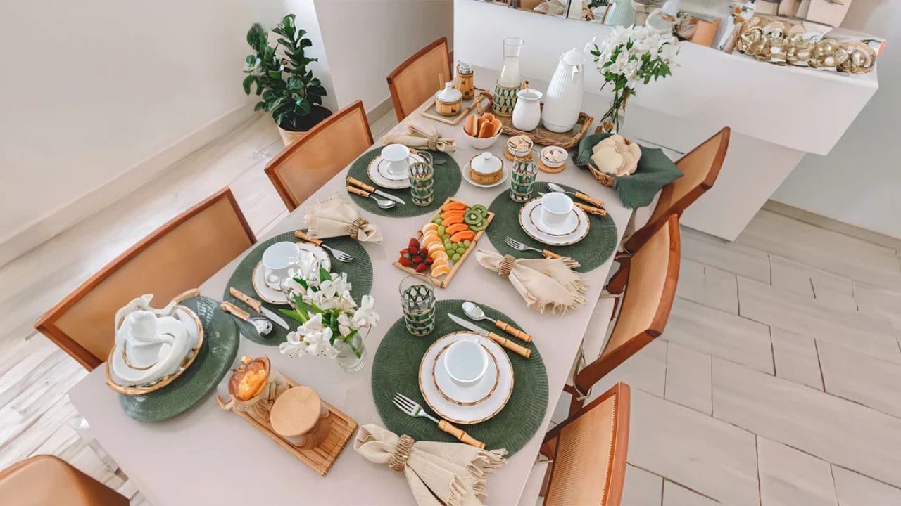 રસોડાને દેવી અન્નપૂર્ણાનું નિવાસસ્થાન માનવામાં આવે છે. તેથી સ્વચ્છતા અત્યંત મહત્વપૂર્ણ છે. ગંદા રસોડામાં રાંધેલા ખોરાકથી શુભ પરિણામ મળતું નથી. રસોઈ બનાવતા પહેલા, સ્નાન કરો, સ્વચ્છ કપડાં પહેરો અને માનસિક રીતે કોઈ દેવતાને યાદ કરો. આ ખોરાકની શુદ્ધતા જાળવી રાખે છે.
