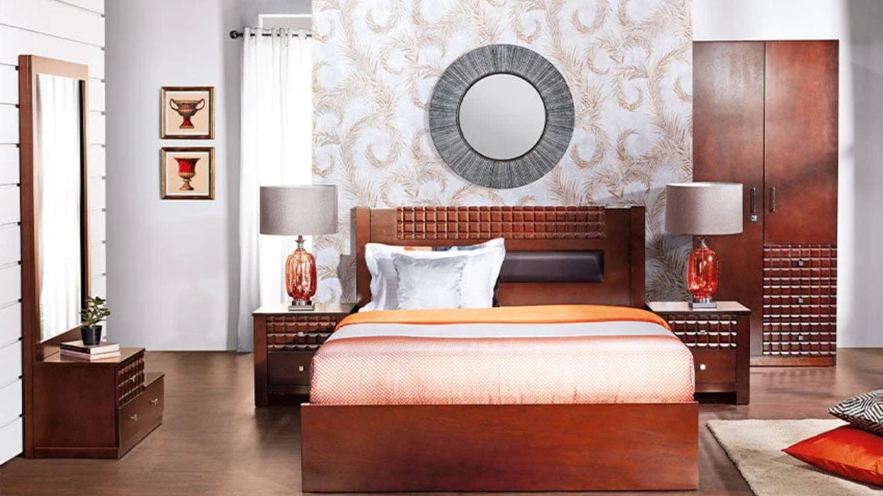 વધુમાં દક્ષિણ દિશામાં રાખેલા ડ્રેસિંગ ટેબલ પર બેસીને મેકઅપ કરતી પરિણીત મહિલાઓ તેમના જીવનસાથીના સ્વાસ્થ્યને અસર કરી શકે છે અને ઘરમાં શુભ પ્રસંગોમાં અણધાર્યા અવરોધો ઉભા કરી શકે છે. તેનાથી નાણાકીય મુશ્કેલીઓ પણ થઈ શકે છે. તેથી ડ્રેસિંગ ટેબલ સ્થાપિત કરતી વખતે તેની દિશા અને સ્થાન પર ખાસ ધ્યાન આપવું મહત્વપૂર્ણ છે.
