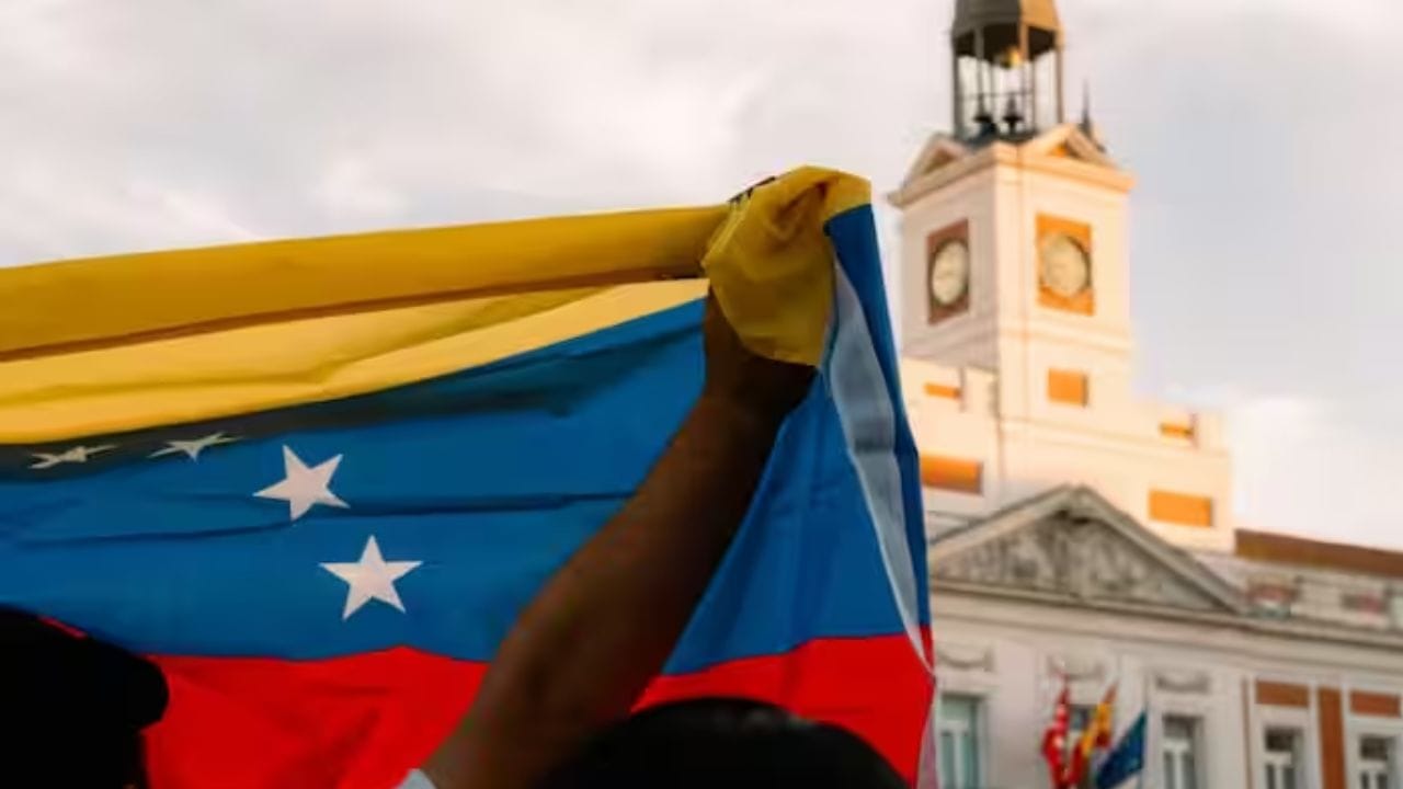 વૈશ્વિકરણ પછી, વિશ્વ ચલણ માપવા માટે ઘણા ધોરણો છે. હાલમાં, સમગ્ર દેશમાં ડોલરમાં વ્યવસાય કરવામાં આવે છે. ઘણા દેશો પોતાની ચલણનો ઉપયોગ કરે છે. આંતરરાષ્ટ્રીય વેપારને કારણે તેમના ભાવમાં દરરોજ વધઘટ થાય છે.