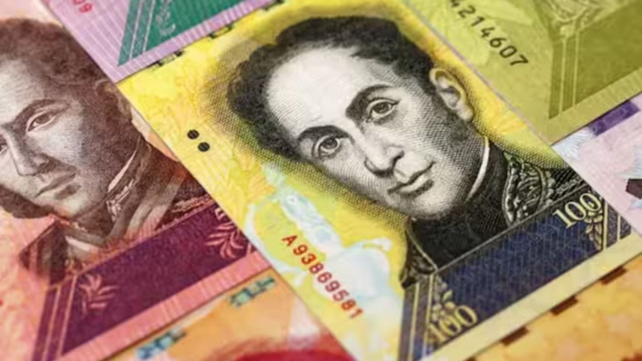 વેનેઝુએલાના ચલણને બોલિવર (VES) કહેવામાં આવે છે. તેનું મૂલ્ય ભારતના એક રૂપિયા સામે 3.34 બોલિવર છે, એટલે કે ભારતમાંથી 500 રૂપિયા લઈને ગયા તો વેનેઝુએલાના ચલણમાં 1,650 થી 1690ની વચ્ચે થઈ જશે . પરિણામે, ભારતના 500 રૂપિયા ત્યાંના 1600 રૂપિયાથી વધુ મૂલ્યના હશે.