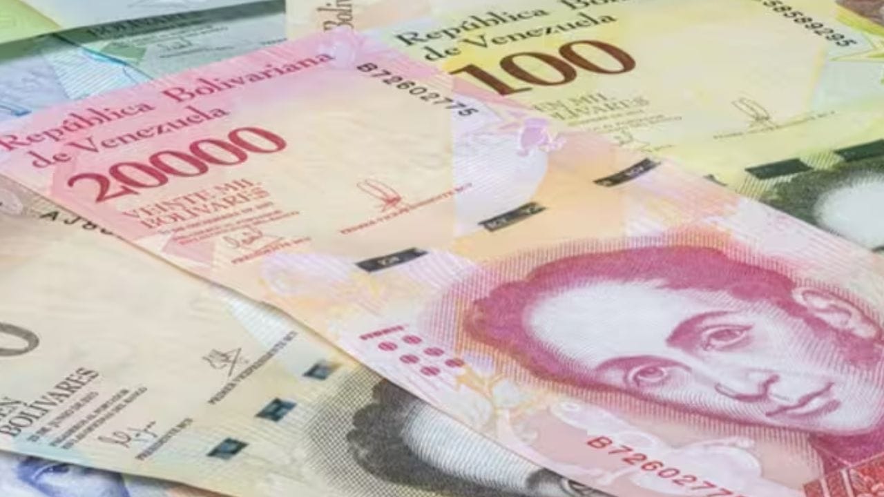 2017માં, વેનેઝુએલાએ પોતાને નાણાકીય રીતે નાદાર જાહેર કર્યું, જેના કારણે વેનેઝુએલાના બજારમાં વિદેશી રોકાણકારોનો વિશ્વાસ ઘટી ગયો. યુનાઇટેડ સ્ટેટ્સ અને અન્ય દેશો દ્વારા લાદવામાં આવેલા આર્થિક પ્રતિબંધોએ પણ વેનેઝુએલાના તેલ ઉત્પાદન પર નોંધપાત્ર અસર કરી છે. આ અસરો વેનેઝુએલાના તેલ ઉત્પાદનમાં પણ અનુભવાઈ છે.