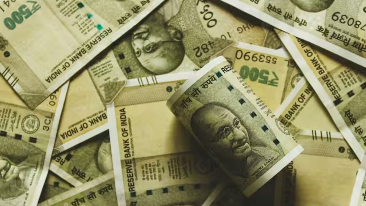 આ સંદર્ભમાં, જો તમે 10,000 ભારતીય રૂપિયા વેનેઝુએલામાં લઈ જાઓ છો, તો ત્યાં તેની કિંમત આશરે 33,850 બોલિવર થશે. જોકે, વેનેઝુએલાની અસ્થિરતાને કારણે, આ દરો દરરોજ વધઘટ થાય છે. ત્યાંના લોકો હવે તેમના સ્થાનિક ચલણ કરતાં ડોલર જેવી સ્થિર વિદેશી ચલણ પર વધુ આધાર રાખે છે.