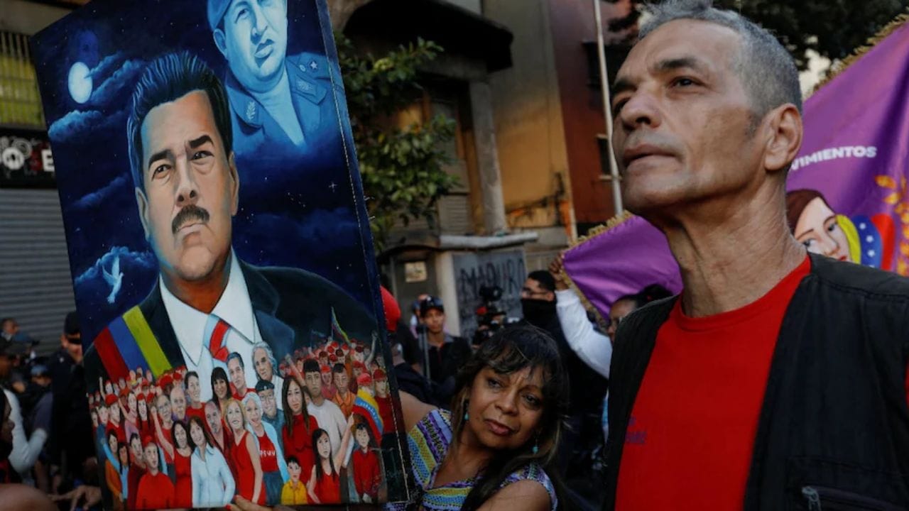 અમેરિકા તરફથી તેના પડોશી દેશ વેનેઝુએલા સામે લશ્કરી કાર્યવાહીના પરિણામે રાષ્ટ્રપતિ નિકોલસ માદુરો અને તેમની પત્નીની ધરપકડ કરવામાં આવી હતી. આનાથી વેનેઝુએલા સાથે સારા આર્થિક સંબંધો ધરાવતા દેશોની ચિંતા વધી ગઈ છે. જોકે, સોશિયલ મીડિયા પર એક પ્રશ્ન ફરતો થઈ રહ્યો છે: આટલા મોટા તેલ ભંડાર ધરાવતા દેશ વેનેઝુએલાની ચલણ કેમ નબળી છે? ભારતના 500 રુપિયા ત્યાંના કેટલા થઈ જાય છે ચાલો જાણીએ.