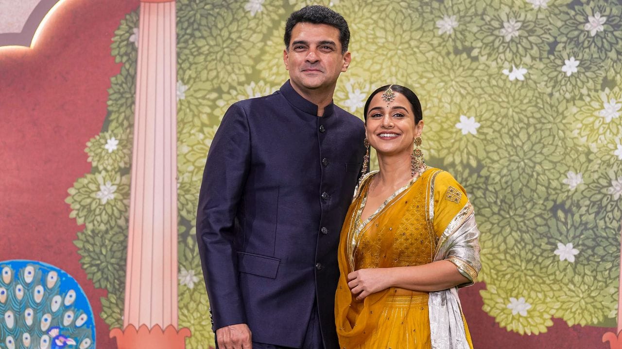 બોલિવુડ અભિનેત્રી વિદ્યા બાલનની નટેવર્થની વાત કરીએ તો તેનો પતિ સિદ્ધાર્થ રોય કપુરની કુલ સંપત્તિ અંદાજે 35 કરોડ છે. અભિનેત્રી પણ કમાણી મામલે પતિને ટકકર આફે છે.મીડિયા રિપોર્ટ્સ અનુસાર, અભિનેત્રીએ અનેક રિયલ એસ્ટેટ પ્રોપર્ટીમાં પણ રોકાણ કર્યું છે.વિદ્યા બાલનની કુલ સંપત્તિ અંદાજે 190 કરોડ છે.