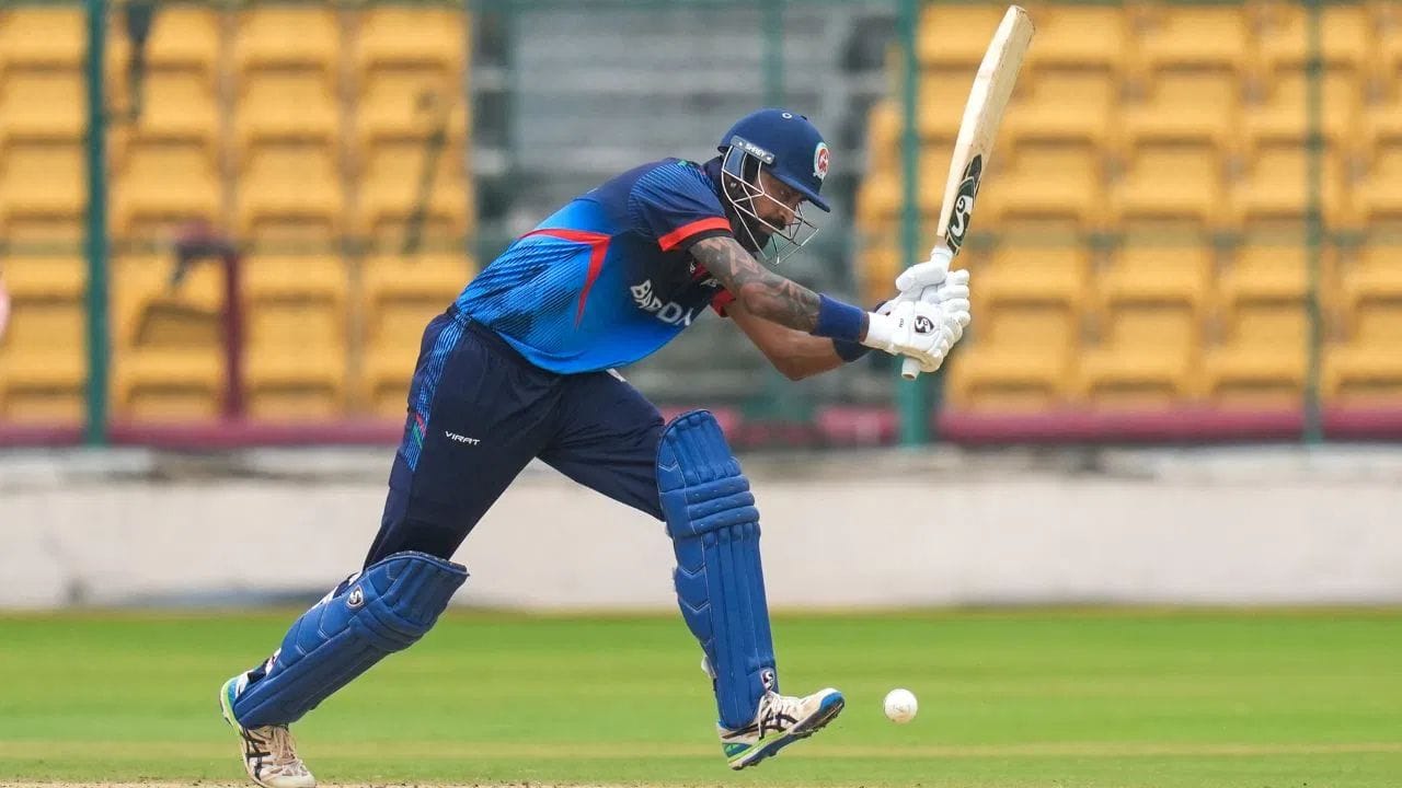 વડોદરા તરફથી સૌથી મોટી ઈનિગ્સ નિત્યા પંડ્યાએ રમી હતી. નિત્યા પંડ્યાએ 100 બોલ પર 122 રન બનાવ્યા હતા. જેમાં 12 ચોગ્ગા અને 1 સિક્સ પણ સામેલ છે. અમિત પાસીએ 93 બોલ પર 127 રનની ઈનિગ્સ રમી હતી. આમિત પાસીએ આ દરમિયાન 12 ચોગ્ગાની સાથે 7 સિક્સ પણ ફટકારી છે.