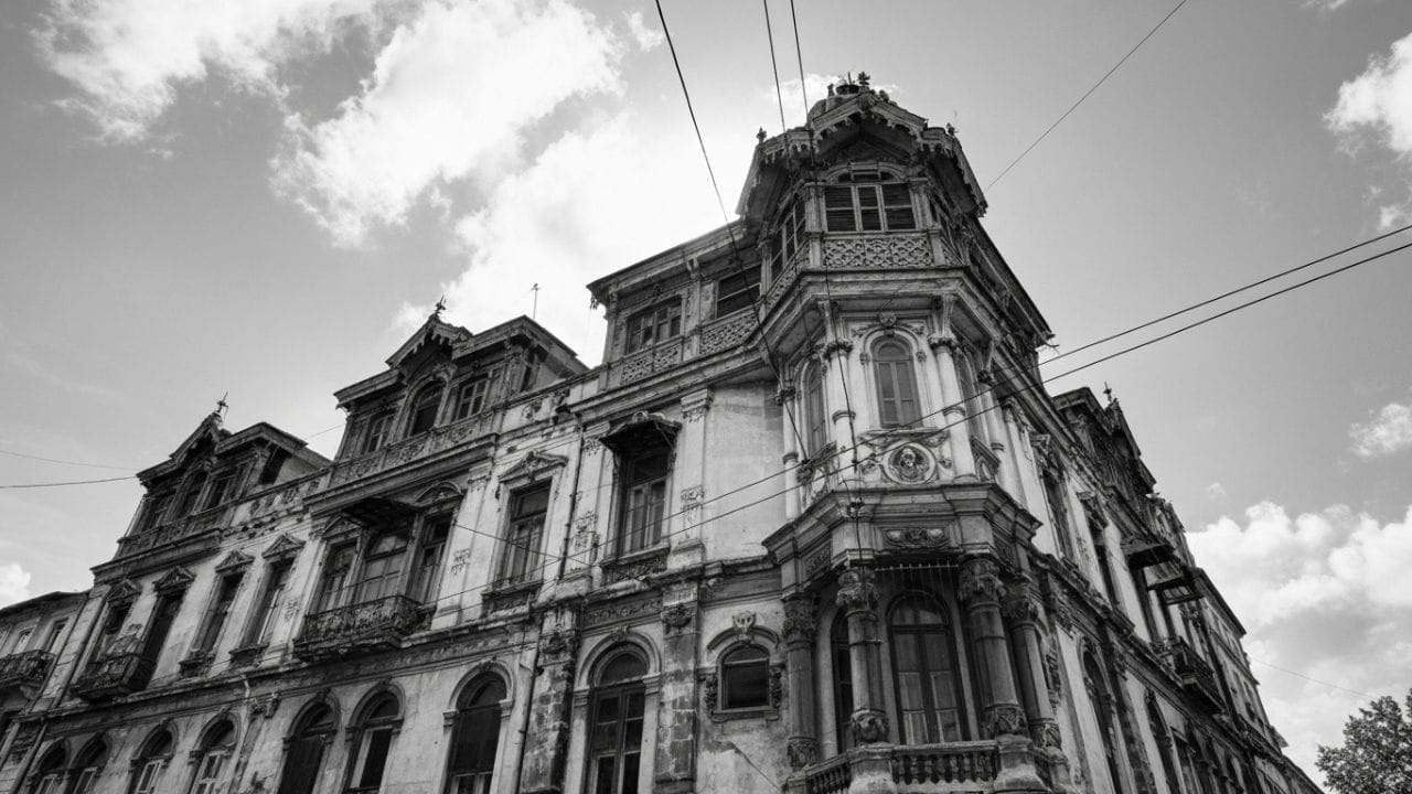 1947માં સ્વાતંત્ર્ય બાદ ભારત સરકારએ ગુજરાતના રજવાડાંઓને કચ્છ, સૌરાષ્ટ્ર અને બૃહદ મુંબઈ રાજ્યમાં ગોઠવ્યા. 1948માં મહાગુજરાત સંમેલન થયું જેમાં ગુજરાતી બોલનાર વસ્તી ધરાવતા વિસ્તારે પોતાના અલગ રાજ્યની માંગ કરી. અંતે 1 મે 1960ના રોજ ભાષાના આધારે મુંબઈ રાજ્યને વિભાજિત કરીને ગુજરાત અને મહારાષ્ટ્ર એમ બે નવા રાજ્યો રચાયા અને ગુજરાતી વિસ્તારોને જોડીને ગુજરાતને સ્વતંત્ર રાજ્યનો દરજ્જો મળ્યો. ( આ માહિતી વિવિધ ઐતિહાસિક તથ્યો અને સંશોધનો પર આધારિત છે.  વિગતવાર માહિતી માટે, ઇતિહાસના પ્રમાણભૂત ગ્રંથો અને સંશોધનોનો અભ્યાસ કરવો ઉચિત રહેશે.)  ( Credits: AI Generated )