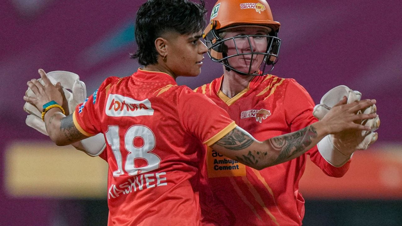 તમને જણાવી દઈએ કે,WPL 2026 પ્લેઓફમાં કુલ 3 ટીમ એન્ટ્રી કરશે. પોઈન્ટ ડટેબલની ટોપર સીધી ફાઈનલમાં એન્ટ્રી કરશે. તો બીજા અને ત્રીજા સ્થાને રહેનારી ટીમ વચ્ચે એલિમિનેટર મેચ રમાશે.