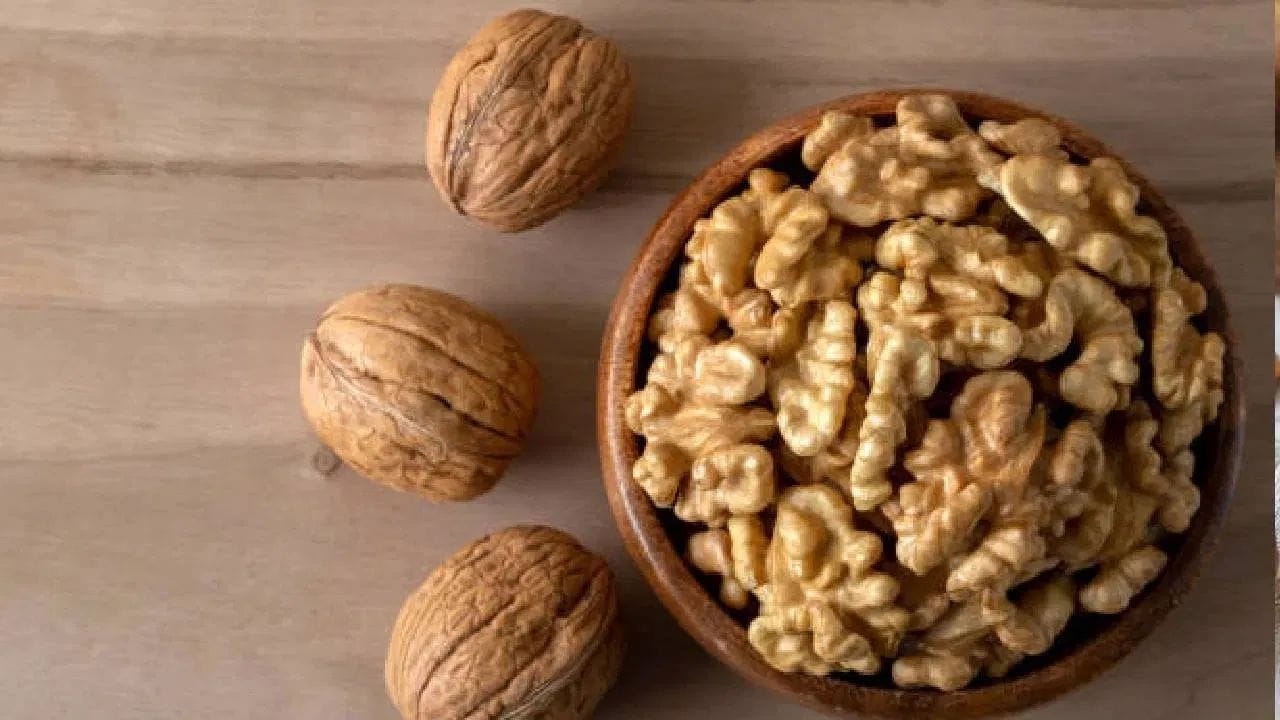 અખરોટમાં હાજર ઑક્સલેટ્સ 'કિડની સ્ટોન' વધારી શકે છે. સરળ શબ્દોમાં કહીએ તો, જે લોકોને પહેલાથી જ પથરીની સમસ્યા છે, તેમણે ડૉક્ટરની સલાહ લીધા વિના અખરોટ ન ખાવા જોઈએ.