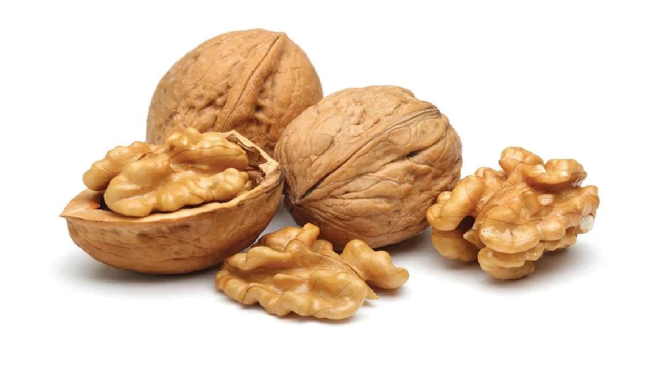 આ સિવાય, જે લોકો ઓપરેશન કરાવવાના છે તેમણે ઓછામાં ઓછા 2 અઠવાડિયા પહેલા અખરોટ ખાવાનું બંધ કરી દેવું જોઈએ. અખરોટ લોહીને પાતળું બનાવે છે, જેના કારણે સર્જરી દરમિયાન રક્તસ્રાવ વધુ થઈ શકે છે.