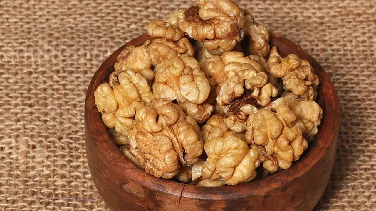 'ઓમેગા-3 ફેટી એસિડ' લોહીને પાતળું કરે છે. ટૂંકમાં, જે લોકોને લોહી ગંઠાઈ જવાની સમસ્યા હોય અથવા બ્લીડિંગ ડિસઓર્ડરની સમસ્યા હોય તેમણે અખરોટ ખાવાનું ટાળવું જોઈએ, કારણ કે તે બ્લીડિંગ ડિસઓર્ડરનું જોખમ વધારી શકે છે.