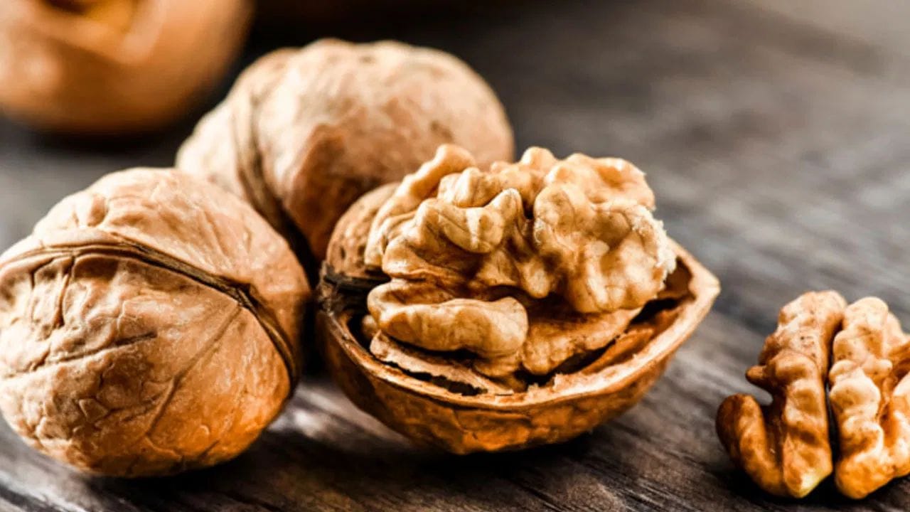 અખરોટ લાભદાયક જરૂર છે પરંતુ કેટલાક લોકો માટે તે નુકસાનકારક પણ સાબિત થઈ શકે છે. ખાસ કરીને એલર્જી, પાચન સમસ્યા, બ્લીડિંગ ડિસઓર્ડર, કિડની સ્ટોન અથવા જેમણે સર્જરી કરાવી હોય તેમણે સાવધાની રાખવી જોઈએ.