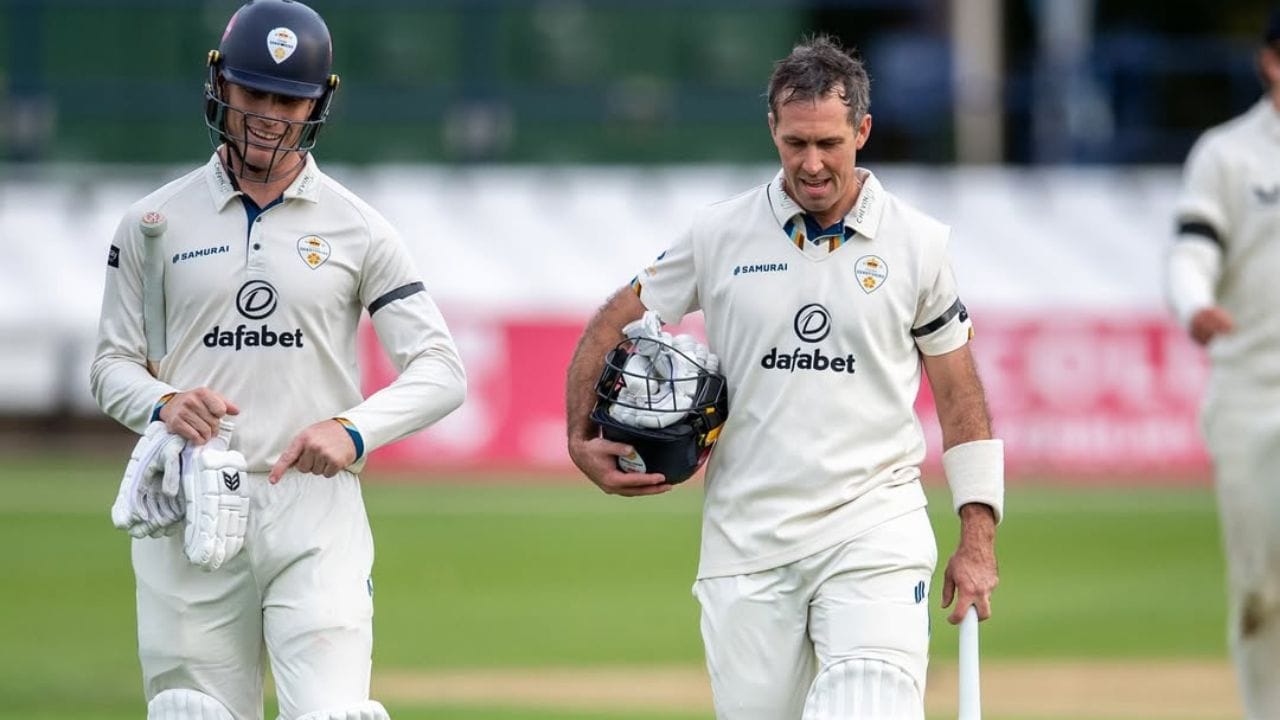 તેઓ જમણા હાથના બેટ્સમેન અને ક્યારેક જમણા હાથના ઓફ સ્પિન બોલિંગ કરે છે. તેમણે 2023માં ઇટાલી રાષ્ટ્રીય ક્રિકેટ ટીમ માટે ડેબ્યૂ કર્યું હતું,  