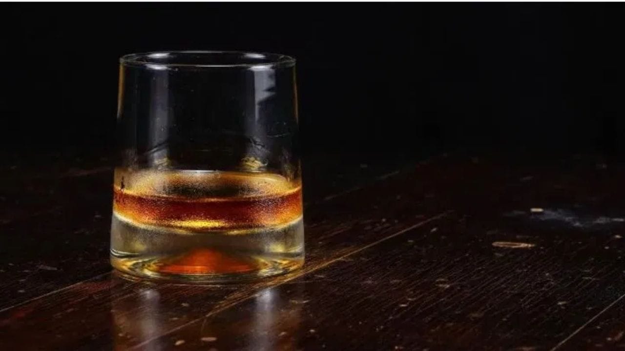 ₹1,500 ની વ્હિસ્કી માટે લાગતો ટેક્સ જોવામાં આવ્યા પછી સમજાય છે કે તેની મૂળ કિંમત માત્ર ₹350 થી ₹500 જેટલી છે. બોટલની આ કિંમતમાં દારૂ, બોટલ, કેપ, લેબલ અને પેકેજિંગનો ખર્ચ સમાવિષ્ટ હોય છે. પરંતુ સ્ટેટ ટેક્સ અને અન્ય ફી ઉમેરવાના કારણે અંતિમ કિંમત ₹1,500 સુધી પહોંચી જાય છે.