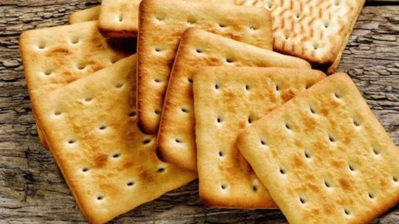 હવે જ્યારે આપણે બિસ્કિટની વાત કરી રહ્યા છીએ તો આજે આપણે બિસ્કિટ વિશે કેટલીક માહિતી શેર કરવા જઈ રહ્યા છીએ જે કોઈએ તમને ક્યારેય કહી નથી. તો સમય બગાડ્યા વિના ચાલો મુદ્દા પર આવીએ.
