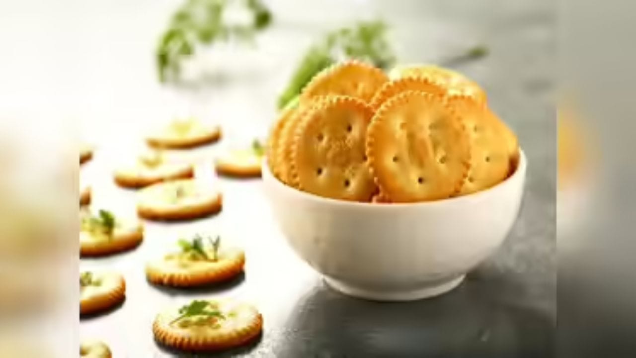 આ કાણા બિસ્કિટને સારી રીતે શેકવામાં મદદ કરે છે અને તેમનો આકાર જાળવી રાખે છે. આ કાણા ઘણીવાર નમકિન બિસ્કિટમાં જોવા મળે છે.
