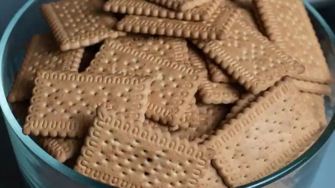 હવે ચાલો મીઠા બિસ્કિટ વિશે વાત કરીએ. મીઠા બિસ્કિટમાં ઘણીવાર ઓછા છિદ્રો હોય છે અથવા બિલકુલ છિદ્રો હોતા નથી. કારણ કે તે નરમ હોય છે અને તેમને અલગ લેવલે બનાવવામાં આવેલા હોય છે. તો નમકિન બિસ્કિટને ક્રિસ્પી બનાવવા માટે કાણા કરવામાં આવે છે. અને મીઠા બિસ્કિટને નરમ રાખવા માટે તેમાં છિદ્રો રાખવામાં નથી આવતા. 
