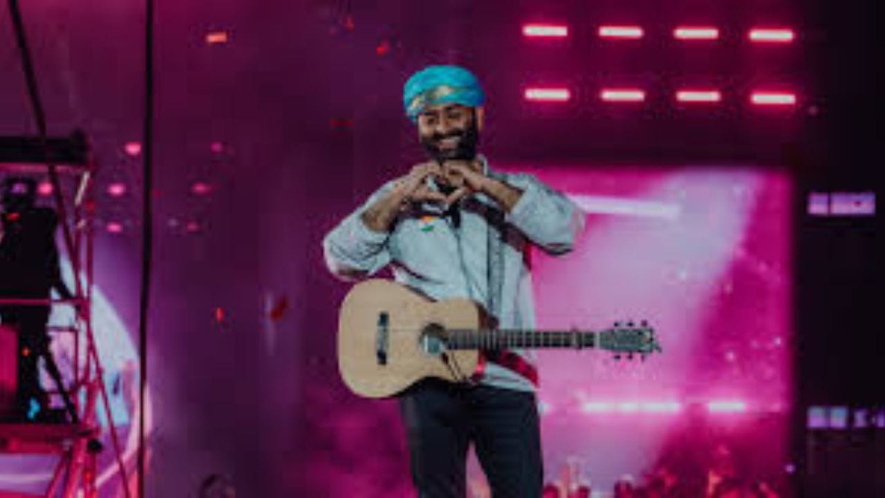 તે લાઈવ કોન્સર્ટ અને સ્ટેજ શોમાં પર્ફોર્મ કરવાનું ચાલુ રાખશે. તે સંગીત રચના અને નિર્માણ ચાલુ રાખી શકે છે. તેની નિવૃત્તિનો અર્થ એ છે કે તે હંમેશા જે કરતો આવ્યો છે તે બધું જ કરશે. સિવાય કે ફિલ્મો માટે ગાવાનું. મતલબ કે આપણે અરિજિતનો અવાજ સાંભળતા રહીશું, ફક્ત ફિલ્મો માટે નહીં. અરિજિતે ગાવાનું છોડ્યું નથી, તેણે ફક્ત ફિલ્મો માટે ગાવાનું છોડી દીધું છે.