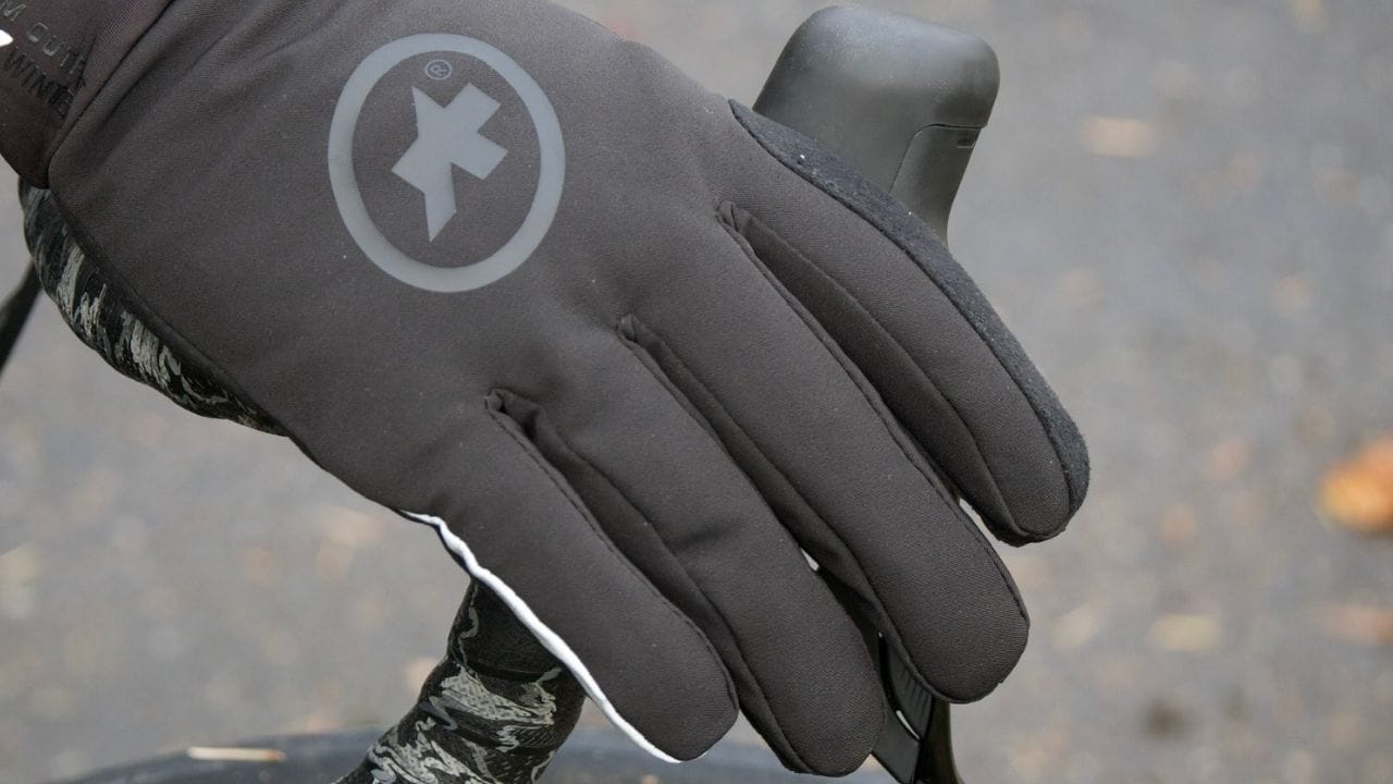 શિયાળામાં ફક્ત એક જોડી મોજા ઘણીવાર પૂરતા નથી હોતા. પહેલા પાતળા સર્જિકલ મોજા પહેરો, પછી જાડા બાઇક મોજા પહેરો. આ હવાને સીધા તમારા હાથમાં પહોંચતી અટકાવે છે અને તમને ગરમ રાખે છે. આ પદ્ધતિ ખાસ કરીને લાંબી સવારી દરમિયાન ફાયદાકારક છે.