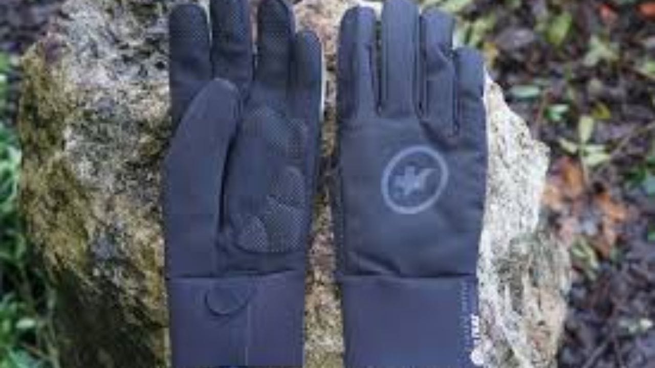 જો ખૂબ જ ઠંડી હોય, તો તમે પોલિઇથિલિન મોજા પણ વાપરી શકો છો. બાઇક શરૂ કરતા પહેલા તેને તમારા હાથમાં પહેરો, અને પછી તમારા બાઇક મોજા પહેરો. પોલિઇથિલિન હવાને અંદર પ્રવેશતી અટકાવે છે, જેનાથી તમારા હાથ ઝડપથી ઠંડા થતા નથી.