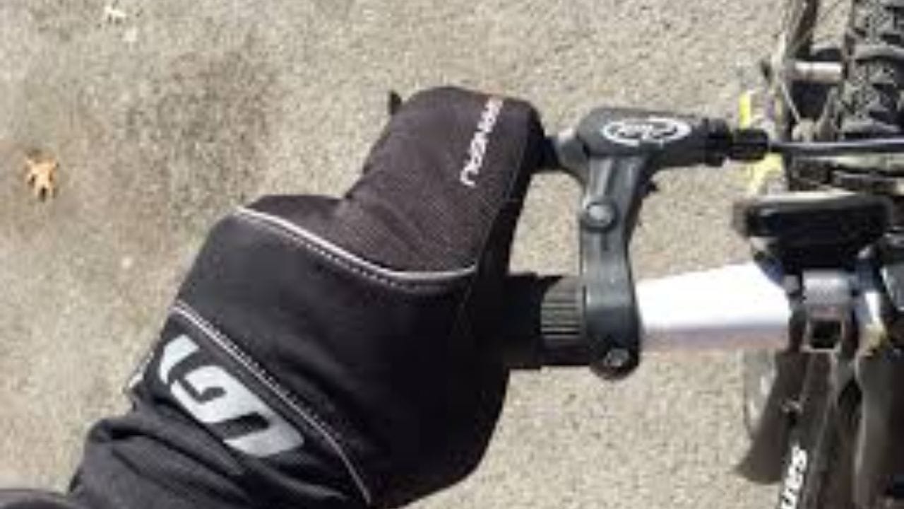 લોકો ઘણીવાર એવા મોજા પહેરે છે જે ખૂબ જ ચુસ્ત અથવા ખૂબ ઢીલા હોય છે. ચુસ્ત મોજા યોગ્ય રક્ત પરિભ્રમણને અવરોધે છે, જેનાથી તમને ઠંડી લાગે છે. બીજી બાજુ ઢીલા મોજા તેમાં હવા એકઠી થવા દે છે. તેથી, હંમેશા યોગ્ય કદ પસંદ કરો. સવારી કરતા પહેલા, તમારા હાથને ગરમ પાણીથી થોડા સમય માટે ધોઈ લો અથવા થોડી હળવી કસરત કરો. આનાથી તમારા હાથમાં રક્ત પરિભ્રમણ સુધરશે અને સવારી દરમિયાન હાથને ઠંડી લાગશે નહીં.