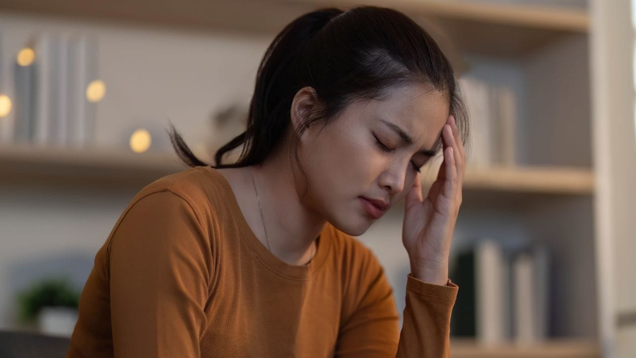 શિયાળામાં સૂર્યપ્રકાશ ઓછો સામાન્ય છે, જે વિટામિન ડીની ઉણપ તરફ દોરી શકે છે, જે માથાનો દુખાવો અને થાકનું કારણ બની શકે છે. તેથી, સૂર્યપ્રકાશમાં થોડો સમય વિતાવો.