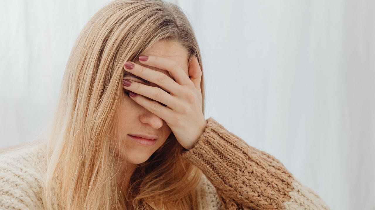 શિયાળામાં વિક્ષેપિત ઊંઘ અને દિનચર્યાઓ તણાવમાં વધારો કરે છે, જે માથાનો દુખાવો વધારી શકે છે. નિયમિત ઊંઘ અને આરામ જરૂરી છે.