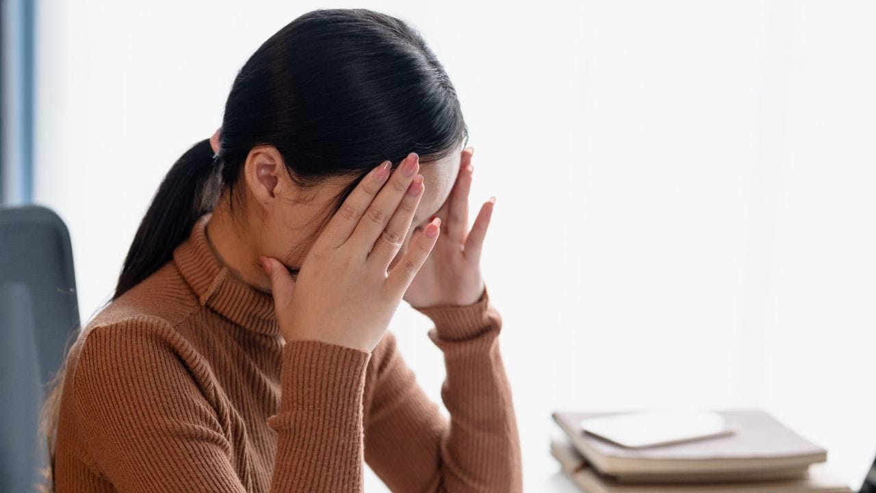 અસંતુલિત આહાર અને વધુ પડતું કેફીન પણ માથાનો દુખાવોનું કારણ બની શકે છે. હળવું અને પૌષ્ટિક ભોજન લો અને કેફીનનું સેવન મર્યાદિત કરો.