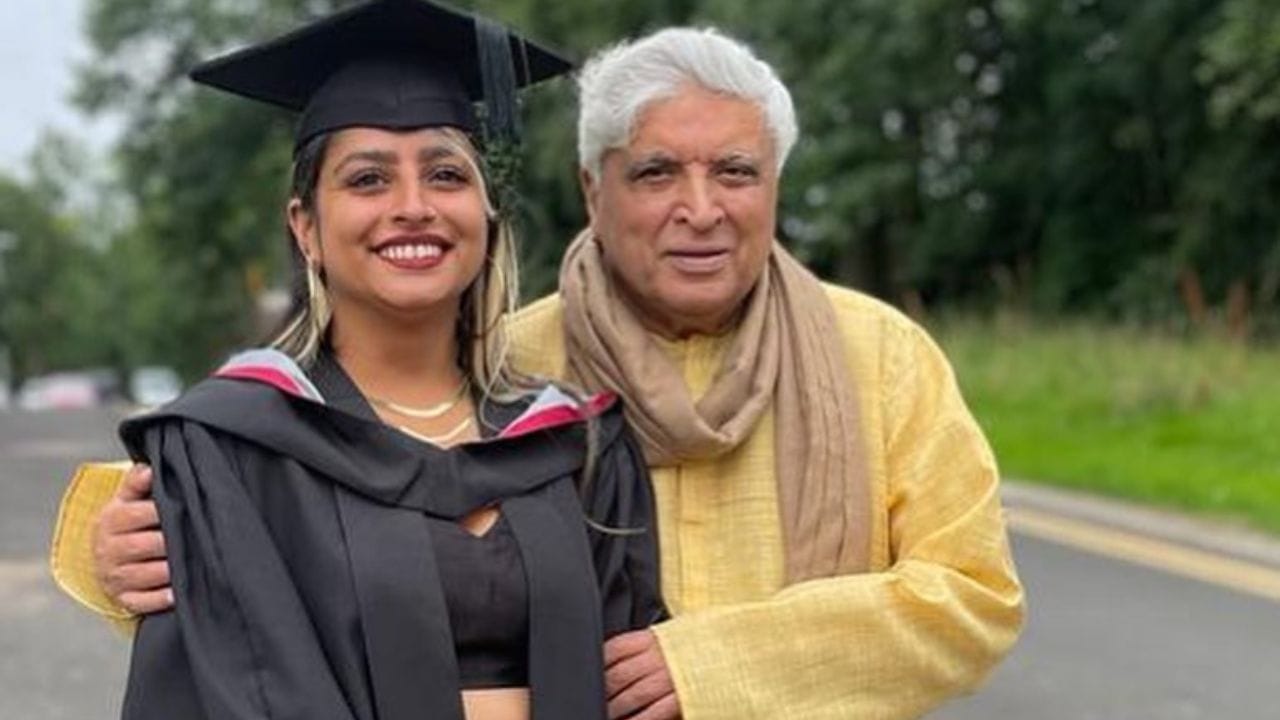 પિતા ઝાવેદ અખ્તર જાણીતા ગીતકાર ,સ્કીનપ્લે રાઈટર, ભાઈ ફરહાન અખ્તર પણ ફિલ્મ સાથે સંકળાયેલો છે.