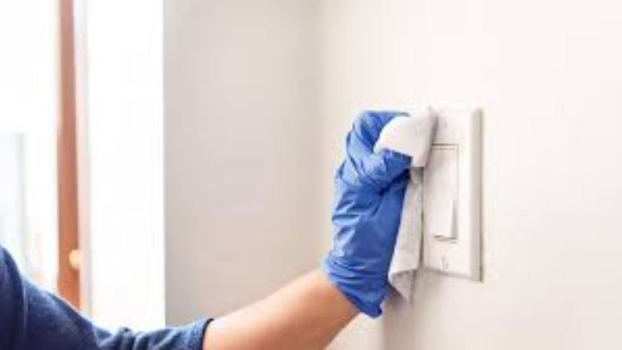 આવી સ્થિતિમાં તમારા ડ્રેસિંગ ટેબલ પરનું નેઇલ પોલીશ રીમુવર એક જાદુઈ ક્લીનર તરીકે કામ કરી શકે છે. તેમાં એસીટોન હોય છે, જે તરત જ સૌથી મુશ્કેલ ગંદકીને પણ દૂર કરે છે. તેથી તેનો ઉપયોગ કેવી રીતે કરવો તે જાણવું મહત્વપૂર્ણ છે. આજે આ આર્ટિકલમાં અમે તમને નેઇલ પોલીશ રીમુવરથી સ્વીચબોર્ડ કેવી રીતે સાફ કરવું તે બતાવીશું. 
