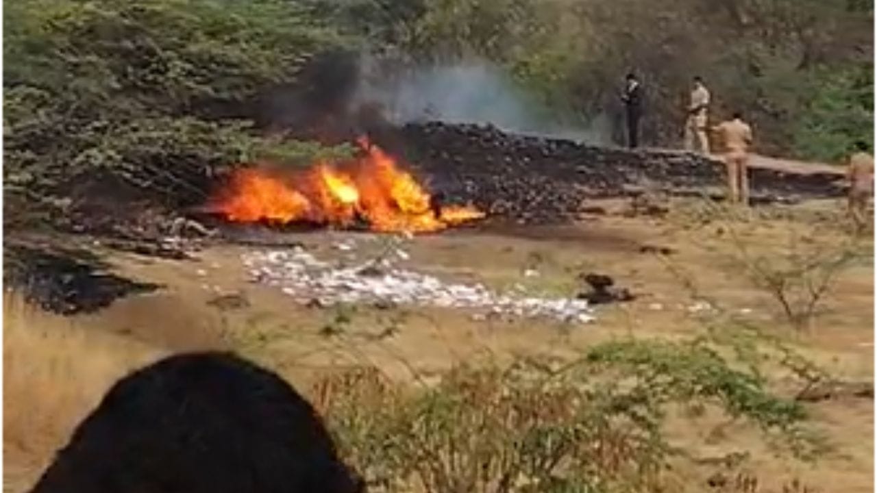 વિમાન સંપૂર્ણપણે બળીને રાખ થઈ ગયું હતું. અહેવાલો અનુસાર, આ અજિત પવારનું ખાનગી વિમાન હતું. વહીવટીતંત્ર અને સુરક્ષા એજન્સીઓ ઘટનાસ્થળે પહોંચી ગઈ છે અને પરિસ્થિતિનું મૂલ્યાંકન કરી રહી છે.
