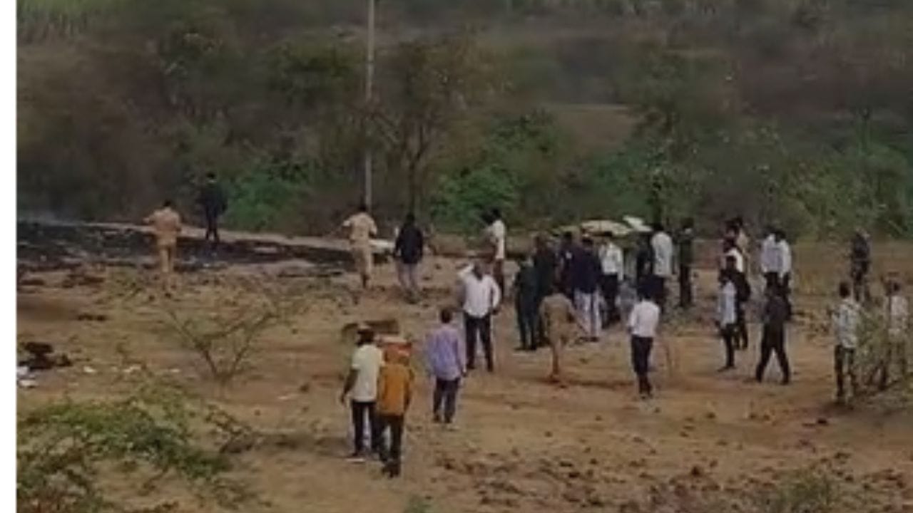 વિમાનમાં કુલ છ લોકો સવાર હતા. ઓછી દૃશ્યતાને કારણે અકસ્માત થયો. અકસ્માત ભયાનક હતો. ક્રેશ બાદ સમગ્ર વિસ્તારમાં ધુમાડો છવાઈ ગયો હતો.