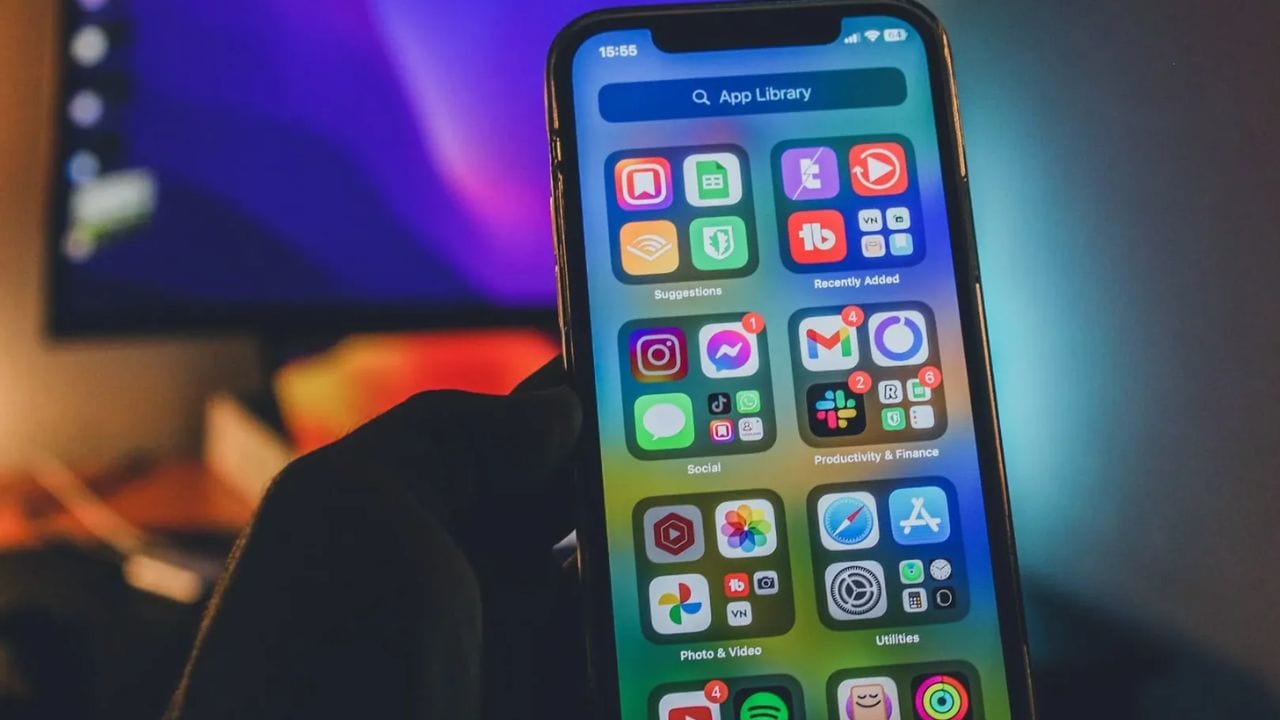 પછી એપ્લિકેશન્સમાંથી આ ડેટા તૃતીય-પક્ષ સર્વર્સ સુધી પહોંચે છે, જ્યાં તેનો ઉપયોગ જાહેરાત સેવાથી લઈને પ્રોફાઇલિંગ સુધીની દરેક વસ્તુ માટે થાય છે. જો તમે આ ત્રણ પ્રકારની એપ્સનો ઉપયોગ કરો છો, તો શક્ય છે કે તમારો ડેટા સંપૂર્ણપણે સુરક્ષિત ન પણ રહે.