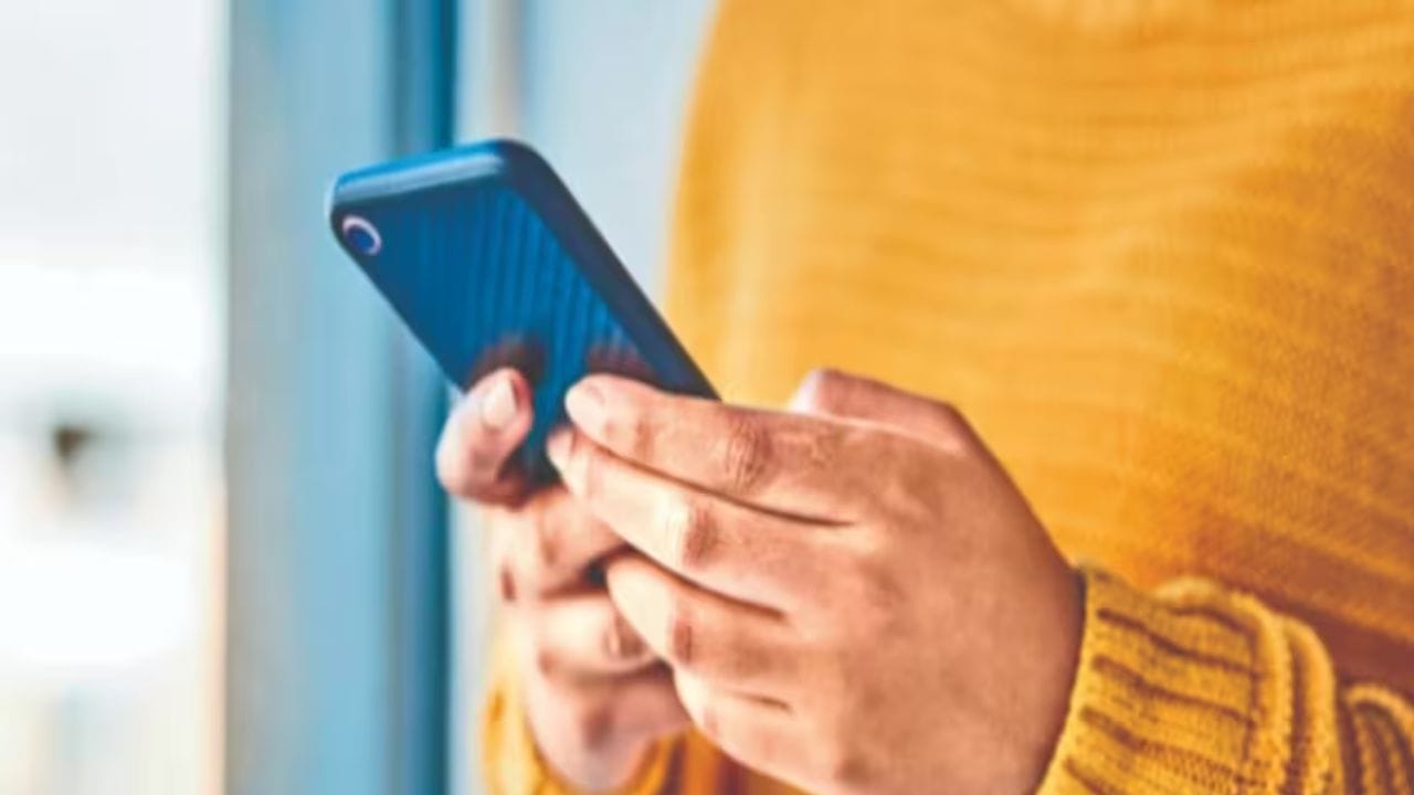 ફાલતુ યૂટિલિટી એપ્સ: ફ્લેશલાઇટ, ક્લીનર અને બૂસ્ટર જેવી એપ્લિકેશનો પણ ચિંતાનું કારણ છે. આજે મોટાભાગના સ્માર્ટફોનમાં ફ્લેશલાઇટ પહેલાથી જ બનેલી છે, છતાં ઘણા વપરાશકર્તાઓ આવી એપ્લિકેશનો અલગથી ઇન્સ્ટોલ કરે છે. એક સરળ ફ્લેશલાઇટ અથવા ફોન ક્લીનર એપ્લિકેશનને સ્થાન, સ્ટોરેજ અને ઇન્ટરનેટ ઍક્સેસ જેવી પરવાનગીઓની જરૂર કેમ પડે છે તે મૂંઝવણભર્યું છે. નિષ્ણાતો માને છે કે આ એપ્લિકેશનો ફોન સાફ કરતા પહેલા વપરાશકર્તાની આદતો અને ડેટાને ટ્રેક કરવા પર ધ્યાન કેન્દ્રિત કરે છે.