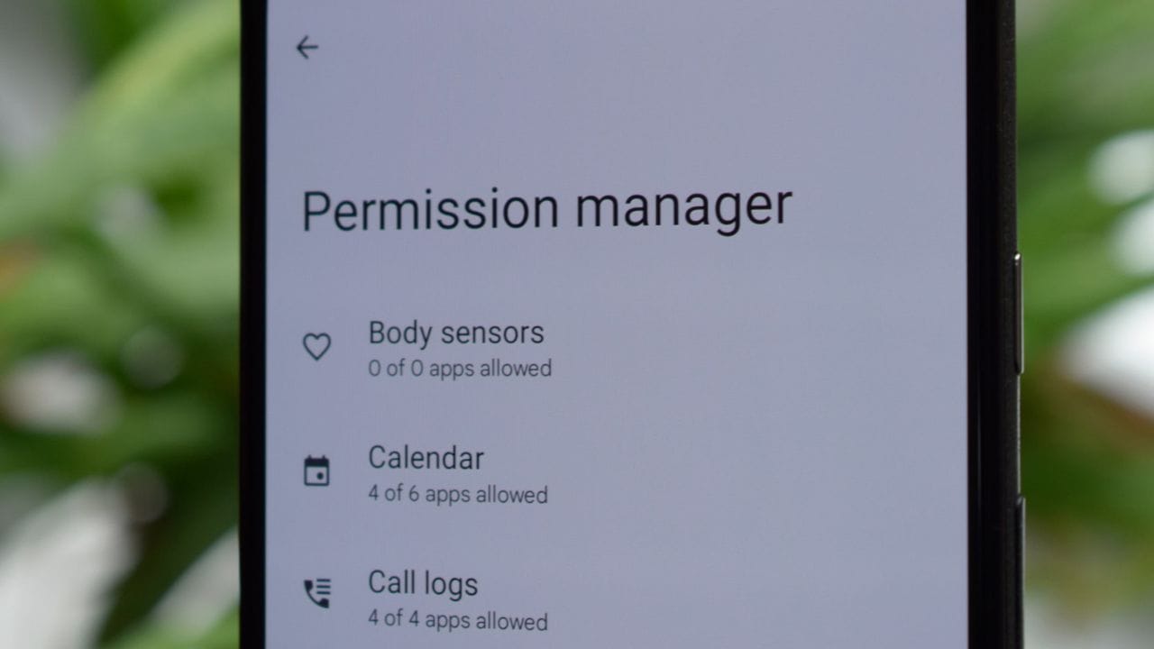 હંમેશા ફક્ત જરૂરી પરવાનગીઓ આપો: વપરાશકર્તાઓ પોતે તપાસ કરી શકે છે કે કઈ એપ્લિકેશનો વધુ પડતી પરવાનગીઓ લઈ રહી છે. ફોનની સેટિંગ્સમાં, ગોપનીયતા અથવા પરવાનગી મેનેજર વિભાગ તપાસો કે કઈ એપ્લિકેશનો સતત સ્થાન અથવા પૃષ્ઠભૂમિ ઇન્ટરનેટનો ઉપયોગ કરી રહી છે. એવી એપ્લિકેશનોને દૂર કરવી અથવા ઍક્સેસ મર્યાદિત કરવી શ્રેષ્ઠ છે જેની પરવાનગીઓ તેમના હેતુ સાથે અસંગત છે. વધુમાં, કોઈપણ નવી એપ્લિકેશન ડાઉનલોડ કરતા પહેલા, તમારે તેની સમીક્ષાઓ અને પરવાનગીઓની સમીક્ષા કરવી જોઈએ, અને તમારા ફોનને અપડેટ રાખવો જોઈએ.