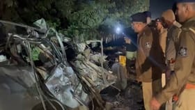 અમીરગઢના ઈકબાલગઢ હાઇવે પર કાર અને ટ્રક વચ્ચે અકસ્માત, 7ના મોત, 3 ઘાયલ