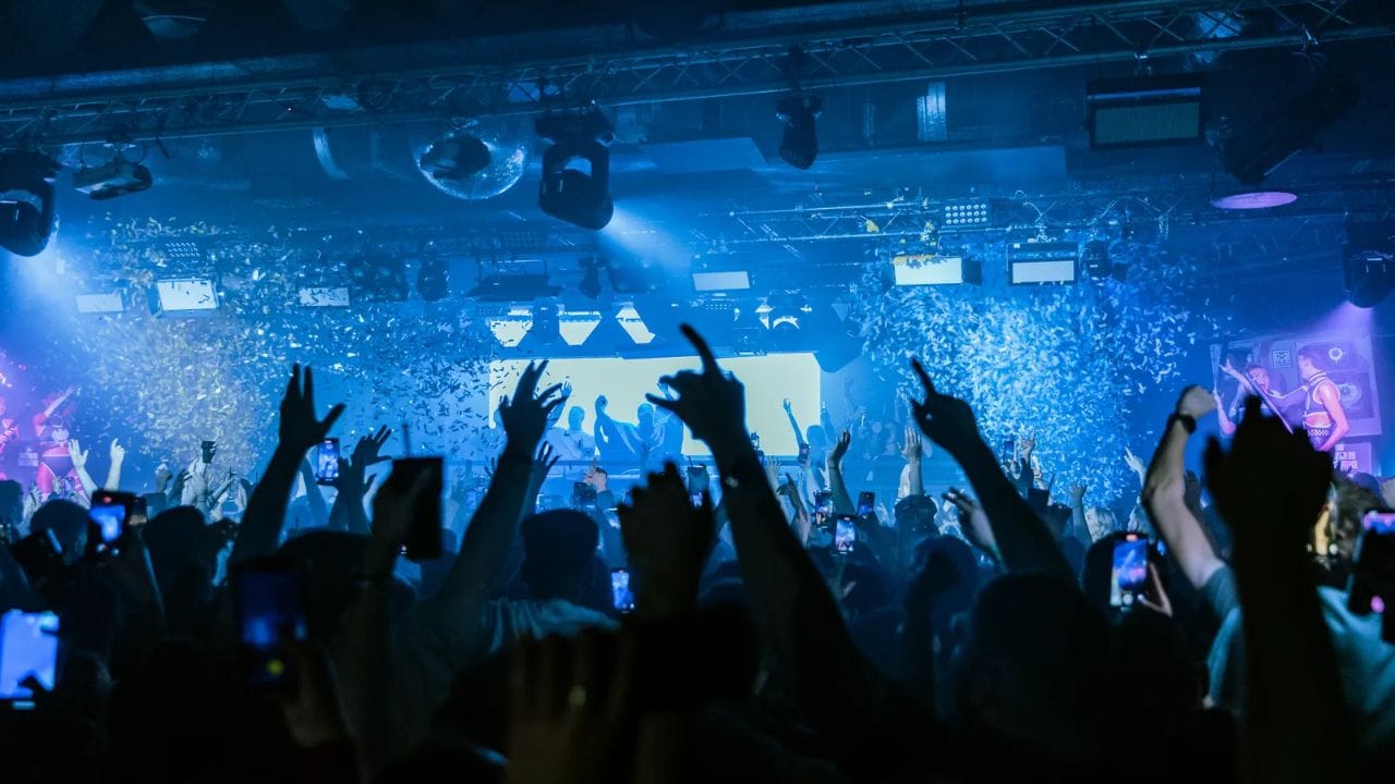 કેટલાક મિત્રો સાથે ચિલ કરવા માંગે છે, જ્યારે અન્ય લોકો ફક્ત પાર્ટી-લક્ષી વાતાવરણ ધરાવે છે. તેથી ક્લબ, બાર અને પબ વચ્ચેનો તફાવત સમજવો મહત્વપૂર્ણ છે. તેઓ કઈ કઈ સુવિધાઓ અને માહોલ આપે છે?