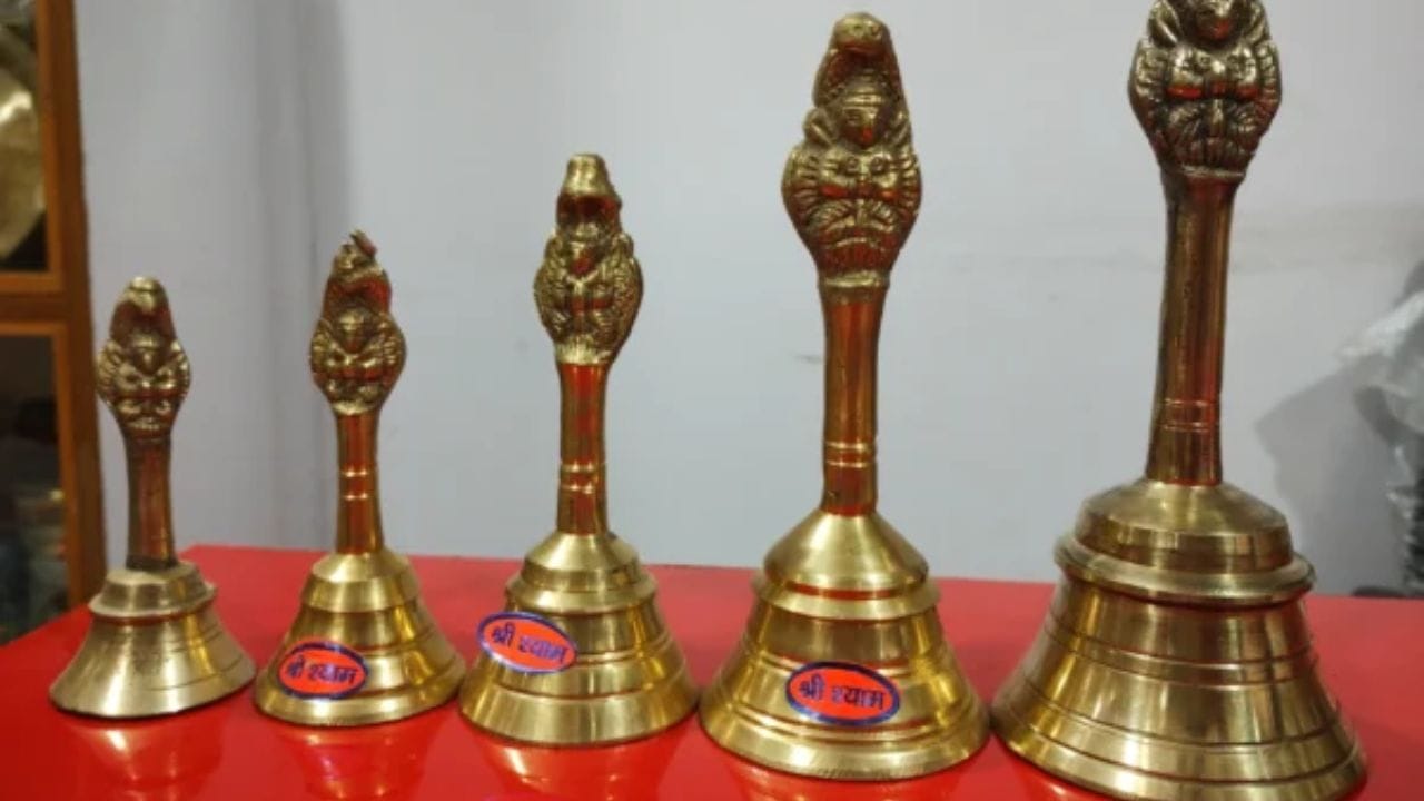 ઘંટ વગાડવાથી કેતુ ગ્રહના નકારાત્મક પ્રભાવને દૂર થાય છે. તેથી, નિષ્ણાતો ઘણીવાર રાહુ નબળા હોય ત્યારે ઘંટ વગાડવાની સલાહ આપે છે.